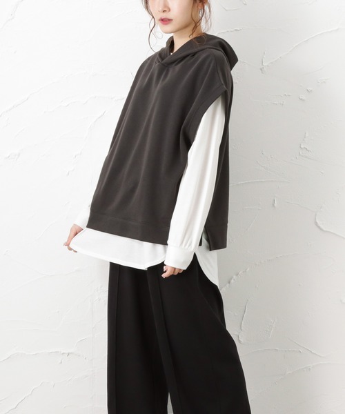 NAVY(ネイビー)の「フードベスト+ロングスリーブTシャツセット アンサンブル(Tシャツ/カットソー・レディース・グレイッシュベージュ/チャコール/カーキ・フリー)」の7枚目の写真