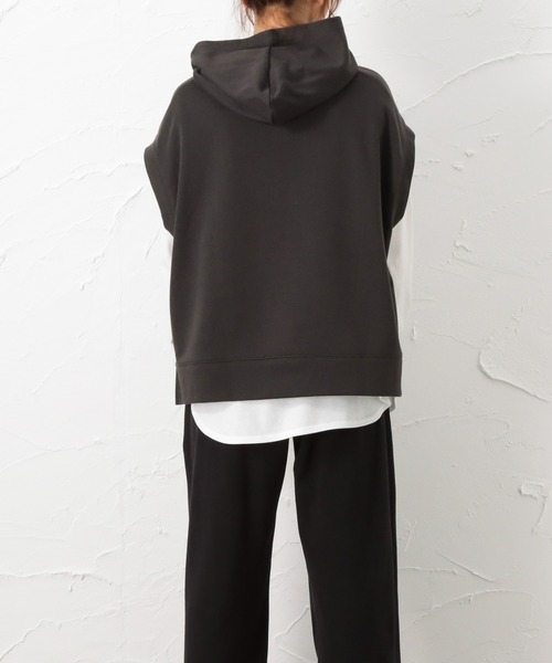 NAVY(ネイビー)の「フードベスト+ロングスリーブTシャツセット アンサンブル(Tシャツ/カットソー・レディース・グレイッシュベージュ/チャコール/カーキ・フリー)」の11枚目の写真