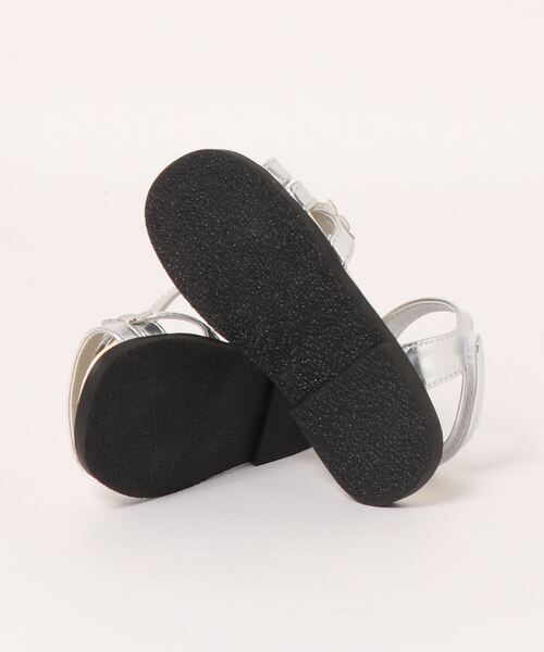 BeBe（ベベ）の「BeBe/グリッターフラワーモチーフメタリックサンダル(15~21cm)（サンダル・キッズ・ベージュ/グレー・18/17/15 /21/16/20/19）」の4枚目の写真