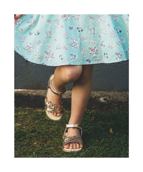 BeBe（ベベ）の「BeBe/グリッターフラワーモチーフメタリックサンダル(15~21cm)（サンダル・キッズ・ベージュ/グレー・18/17/15 /21/16/20/19）」の2枚目の写真