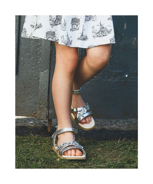 BeBe（ベベ）の「BeBe/グリッターフラワーモチーフメタリックサンダル(15~21cm)（サンダル・キッズ・ベージュ/グレー・18/17/15 /21/16/20/19）」の9枚目の写真