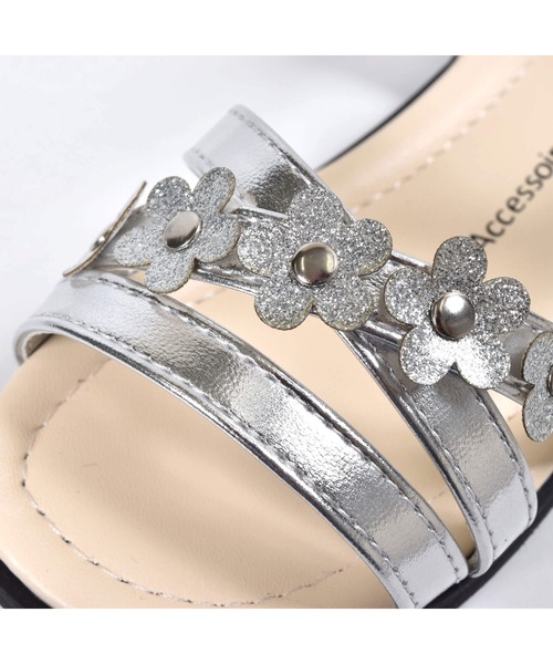 BeBe（ベベ）の「BeBe/グリッターフラワーモチーフメタリックサンダル(15~21cm)（サンダル・キッズ・ベージュ/グレー・18/17/15 /21/16/20/19）」の15枚目の写真