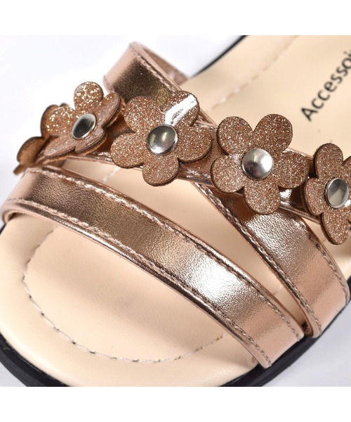BeBe（ベベ）の「BeBe/グリッターフラワーモチーフメタリックサンダル(15~21cm)（サンダル・キッズ・ベージュ/グレー・18/17/15 /21/16/20/19）」の21枚目の写真
