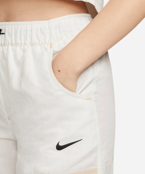 NIKE（ナイキ）の「NIKE WMNS NSW SWOOSH WOVEN HR PANTS DM6210-030
