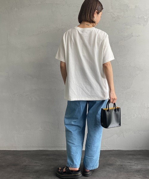 AMERICANA（アメリカーナ）の「[Americana/アメリカーナ] AMERICANA カレッジ風ロゴプリントTシャツ（Tシャツ/カットソー・レディース・ホワイト/グリーン/スミクロ・ONE SIZE）」の5枚目の写真