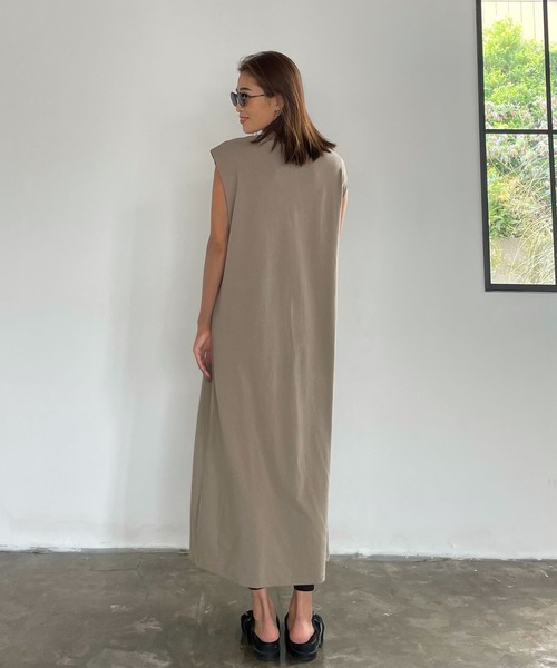 CHERI since1985(シェリ)の「肩タック ノースリーブ ロング丈 スリットワンピース(ワンピース・レディース・ブラック/ベージュ・FREE)」の4枚目の写真