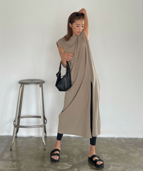 CHERI since1985(シェリ)の「肩タック ノースリーブ ロング丈 スリットワンピース(ワンピース・レディース・ブラック/ベージュ・FREE)」の14枚目の写真