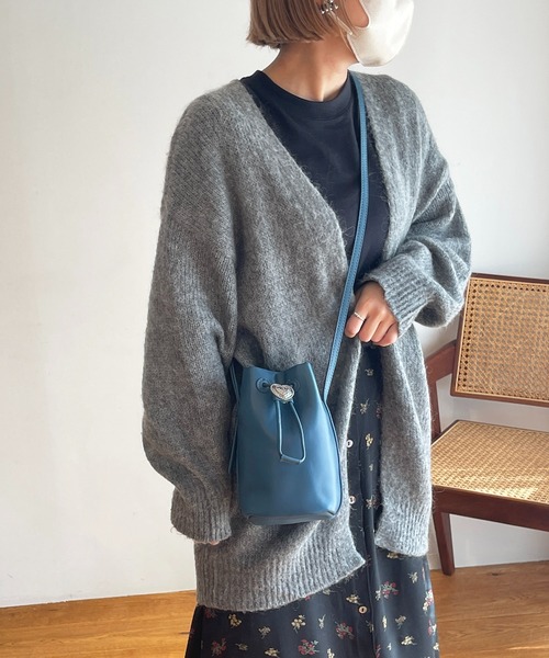 Beau're(ヴュレ)の「BEAURE ヴュレ カウレザー ハートコンチョ 巾着 ミニショルダー(ショルダーバッグ・レディース・ブラック/ダークブルー・FREE)」の2枚目の写真