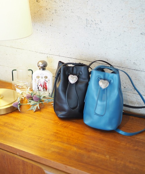 Beau're(ヴュレ)の「BEAURE ヴュレ カウレザー ハートコンチョ 巾着 ミニショルダー(ショルダーバッグ・レディース・ブラック/ダークブルー・FREE)」の4枚目の写真