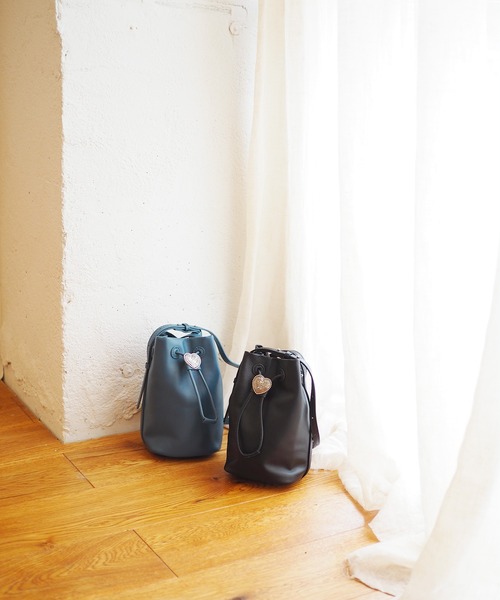 Beau're(ヴュレ)の「BEAURE ヴュレ カウレザー ハートコンチョ 巾着 ミニショルダー(ショルダーバッグ・レディース・ブラック/ダークブルー・FREE)」の3枚目の写真