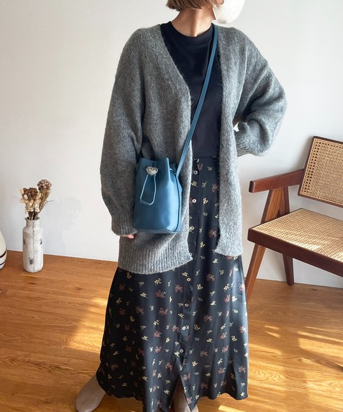 Beau're(ヴュレ)の「BEAURE ヴュレ カウレザー ハートコンチョ 巾着 ミニショルダー(ショルダーバッグ・レディース・ブラック/ダークブルー・FREE)」の5枚目の写真