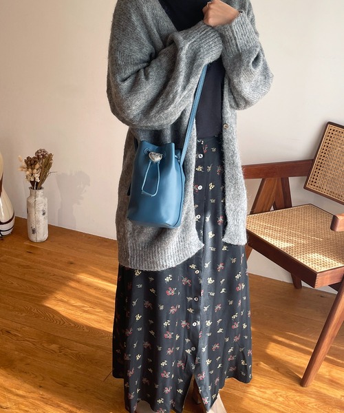 Beau're(ヴュレ)の「BEAURE ヴュレ カウレザー ハートコンチョ 巾着 ミニショルダー(ショルダーバッグ・レディース・ブラック/ダークブルー・FREE)」の6枚目の写真