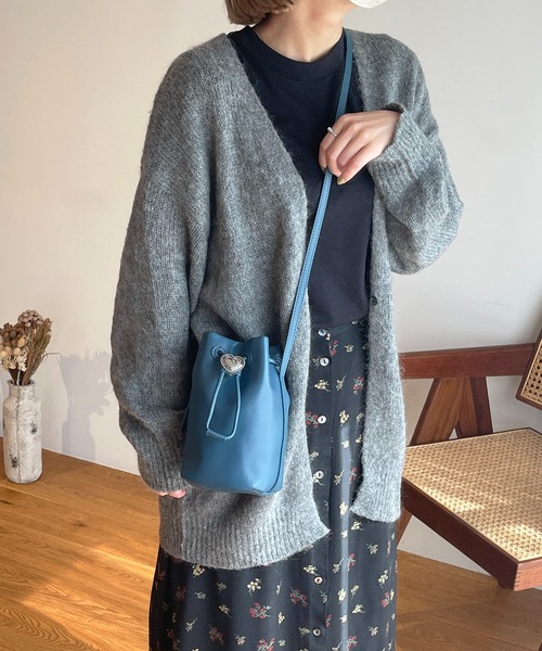 Beau're(ヴュレ)の「BEAURE ヴュレ カウレザー ハートコンチョ 巾着 ミニショルダー(ショルダーバッグ・レディース・ブラック/ダークブルー・FREE)」の7枚目の写真