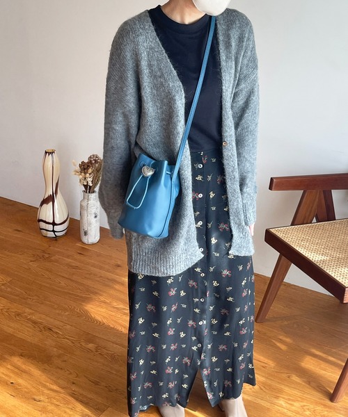 Beau're(ヴュレ)の「BEAURE ヴュレ カウレザー ハートコンチョ 巾着 ミニショルダー(ショルダーバッグ・レディース・ブラック/ダークブルー・FREE)」の8枚目の写真
