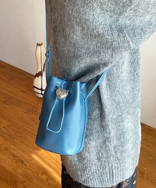 Beau're(ヴュレ)の「BEAURE ヴュレ カウレザー ハートコンチョ 巾着 ミニショルダー(ショルダーバッグ・レディース・ブラック/ダークブルー・FREE)」の10枚目の写真
