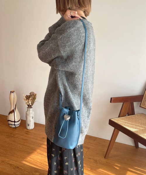 Beau're(ヴュレ)の「BEAURE ヴュレ カウレザー ハートコンチョ 巾着 ミニショルダー(ショルダーバッグ・レディース・ブラック/ダークブルー・FREE)」の11枚目の写真