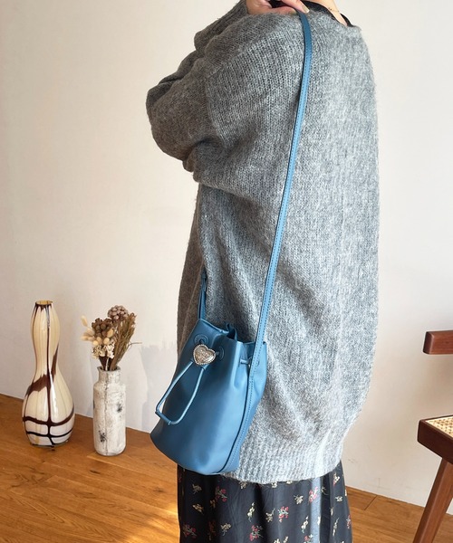 Beau're(ヴュレ)の「BEAURE ヴュレ カウレザー ハートコンチョ 巾着 ミニショルダー(ショルダーバッグ・レディース・ブラック/ダークブルー・FREE)」の12枚目の写真