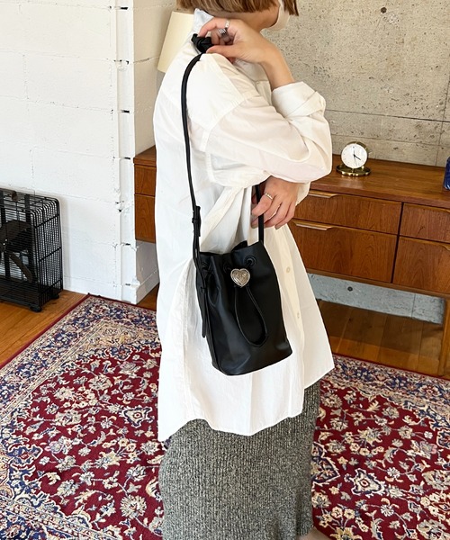 Beau're(ヴュレ)の「BEAURE ヴュレ カウレザー ハートコンチョ 巾着 ミニショルダー(ショルダーバッグ・レディース・ブラック/ダークブルー・FREE)」の14枚目の写真