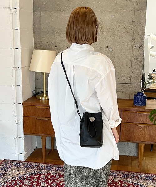 Beau're(ヴュレ)の「BEAURE ヴュレ カウレザー ハートコンチョ 巾着 ミニショルダー(ショルダーバッグ・レディース・ブラック/ダークブルー・FREE)」の17枚目の写真