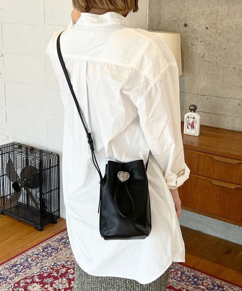 Beau're(ヴュレ)の「BEAURE ヴュレ カウレザー ハートコンチョ 巾着 ミニショルダー(ショルダーバッグ・レディース・ブラック/ダークブルー・FREE)」の18枚目の写真