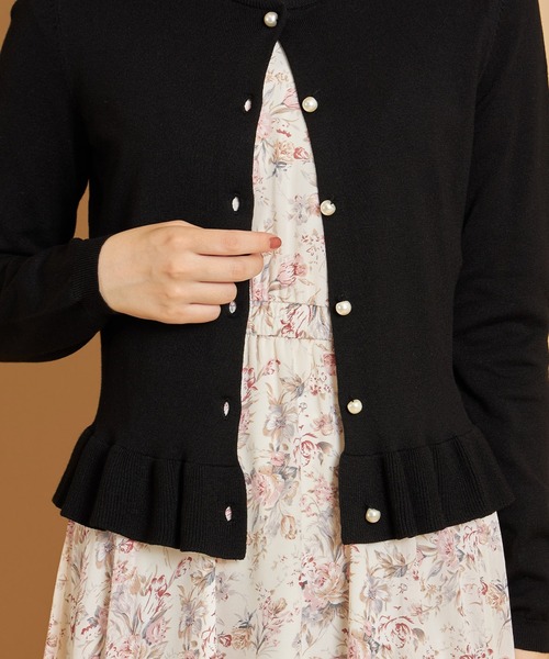 tocco closet(トッコ クローゼット)の「パールボタン裾フリルニットカーディガン(カーディガン/ボレロ・レディース・ブラック/オフホワイト/グリーン/ピンク系その他/グレイッシュブルー/ミント/ピンク系その他2/サックスブルー・M)」の17枚目の写真
