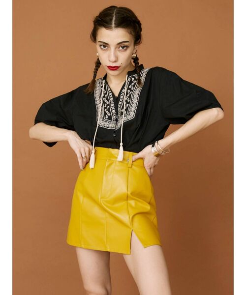 EVRIS（エヴリス）の「スリットデザインフェイクレザーミニスカート（スカート・レディース・ブラック/ブルー/マスタード・SMALL/MEDIUM）」の4枚目の写真