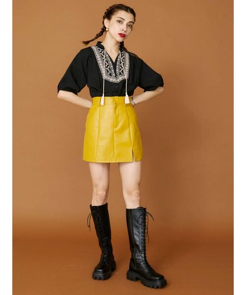 EVRIS（エヴリス）の「スリットデザインフェイクレザーミニスカート（スカート・レディース・ブラック/ブルー/マスタード・SMALL/MEDIUM）」の5枚目の写真