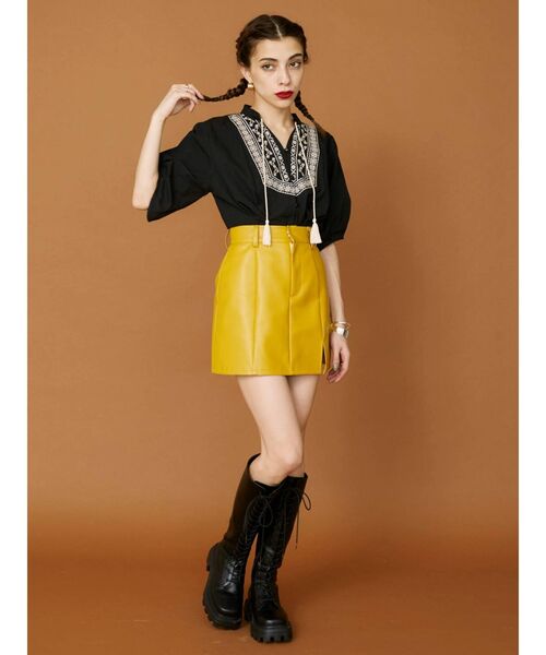 EVRIS（エヴリス）の「スリットデザインフェイクレザーミニスカート（スカート・レディース・ブラック/ブルー/マスタード・SMALL/MEDIUM）」の6枚目の写真