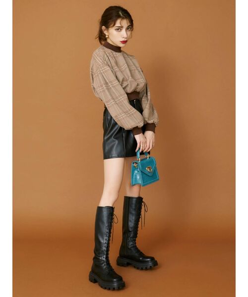 EVRIS（エヴリス）の「スリットデザインフェイクレザーミニスカート（スカート・レディース・ブラック/ブルー/マスタード・SMALL/MEDIUM）」の15枚目の写真