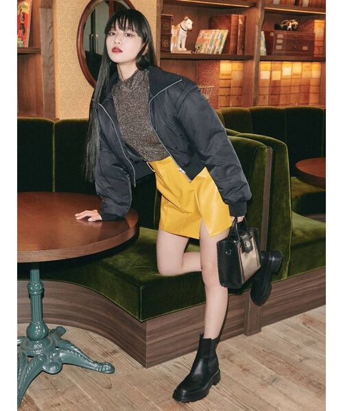 EVRIS（エヴリス）の「スリットデザインフェイクレザーミニスカート（スカート・レディース・ブラック/ブルー/マスタード・SMALL/MEDIUM）」の17枚目の写真