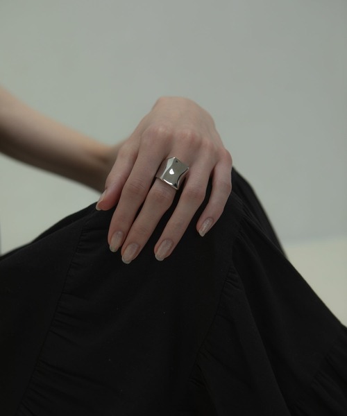 novice(ノーヴィス)の「【novice】Rectangle Volume Ring(リング・レディース・シルバー/ゴールド・FREE)」の5枚目の写真