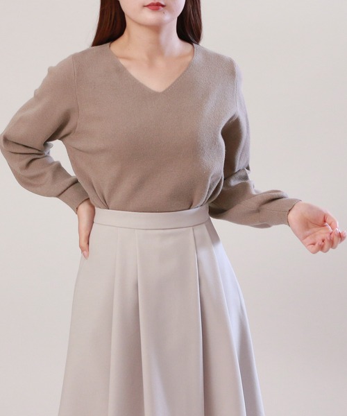 TRUDEA(トルディア)の「総針編みVネックニット(ニット/セーター・レディース・アイボリー/モカ/ブラック/ブルーグリーン/グレイッシュベージュ・LARGE/MEDIUM)」の1枚目の写真
