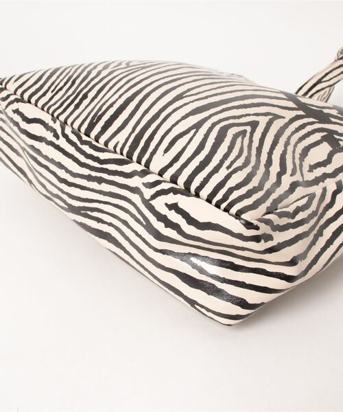 A.P.C.(アーペーセー)の「TOTE LOU 23P JPS(トートバッグ・レディース・マルチ・ONESIZE)」の4枚目の写真