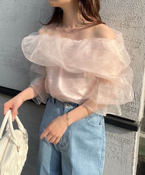 one after another NICE CLAUP（ワンアフターアナザーナイスクラップ）の「オーガンオフショルブラウス（シャツ/ブラウス・レディース・アイボリー/グレー/ピンク・FREE）」の3枚目の写真