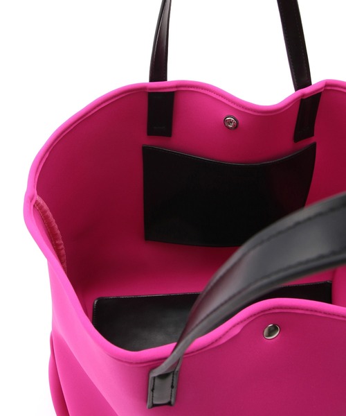 ADAM ET ROPE'(アダムエロペ)の「【A4対応】ネオプレンマルチトートバッグ(トートバッグ・レディース・ピンク/ブラック系その他・FREE)」の7枚目の写真