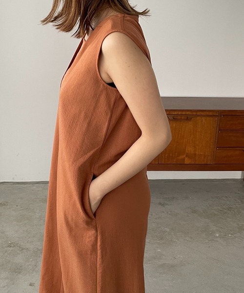 210nouve（トゥージュヌーブ）の「リネンタッチVネックデザインワンピース（ワンピース・レディース・ブラック/オレンジ/ライトベージュ/アイボリー・FREE）」の14枚目の写真