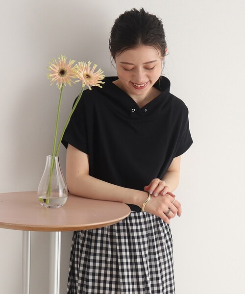 DRESKIP（ドレスキップ）の「◆【接触冷感】手軽に抜け感コーデ！抜け衿トップス（Tシャツ/カットソー・レディース・ナチュラル/ブラック/サンドベージュ/ライトグリーン/オフホワイト・02/03/04）」の2枚目の写真