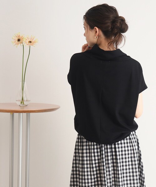 DRESKIP（ドレスキップ）の「◆【接触冷感】手軽に抜け感コーデ！抜け衿トップス（Tシャツ/カットソー・レディース・ナチュラル/ブラック/サンドベージュ/ライトグリーン/オフホワイト・02/03/04）」の11枚目の写真