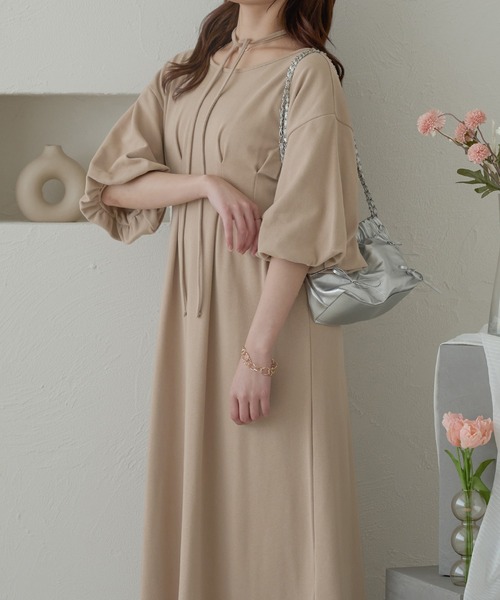 Ambre Neige(アンブルネージュ)の「紐付きタックワンピース/【WEB/EC限定商品】(ワンピース・レディース・ベージュ/アイボリー・FREE)」の2枚目の写真