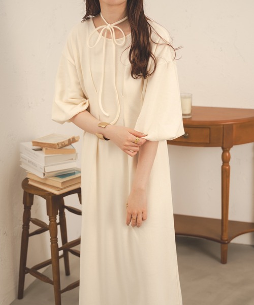 Ambre Neige(アンブルネージュ)の「紐付きタックワンピース/【WEB/EC限定商品】(ワンピース・レディース・ベージュ/アイボリー・FREE)」の4枚目の写真