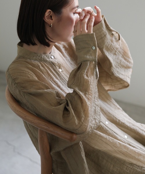 select MOCA（セレクトモカ）の「クリンクルシアーバンドカラーオーバーシャツ（シャツ/ブラウス・レディース・ダークベージュ/ブラウン/ブラック・FREE）」の11枚目の写真