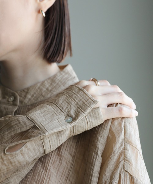 select MOCA（セレクトモカ）の「クリンクルシアーバンドカラーオーバーシャツ（シャツ/ブラウス・レディース・ダークベージュ/ブラウン/ブラック・FREE）」の17枚目の写真