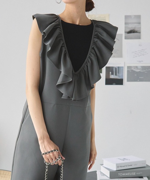 KOBE LETTUCE（コウベレタス）の「ディープネックフリルオールインワン（つなぎ/オールインワン・レディース・ブラック/チャコール/サンドベージュ・FREE）」の2枚目の写真