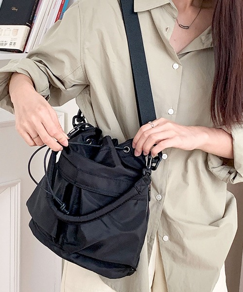 florist（フローリスト）の「【3WAY/短めハンドル＆長め肩紐の2種セット】 【軽量】ドローストリングWポケットバケットバッグ/ショルダーバッグ/ハンドバッグ（メッセンジャーバッグ・レディース・グリーン/ベージュ/ホワイト/ブラック・FREE）」の16枚目の写真