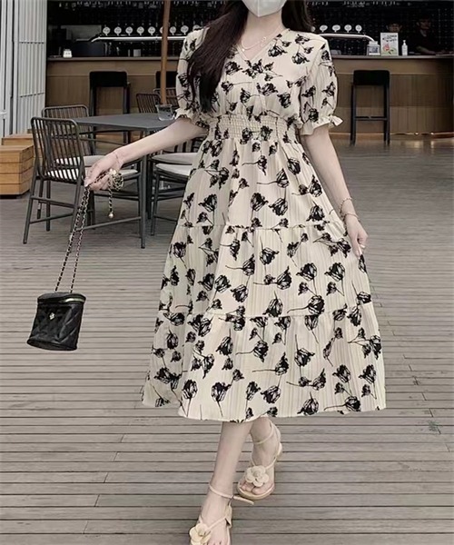 FREE STYLISTS(フリー スタイリスト)の「ウエストシャーリング ティアード花柄ワンピース(ワンピース・レディース・ベージュ/ブラック/ブラック系その他/ブルー系その他/オフホワイト・FREE)」の4枚目の写真