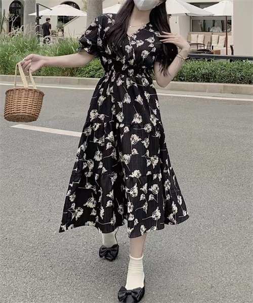 FREE STYLISTS(フリー スタイリスト)の「ウエストシャーリング ティアード花柄ワンピース(ワンピース・レディース・ベージュ/ブラック/ブラック系その他/ブルー系その他/オフホワイト・FREE)」の2枚目の写真
