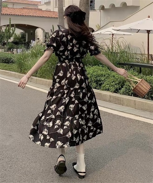 FREE STYLISTS(フリー スタイリスト)の「ウエストシャーリング ティアード花柄ワンピース(ワンピース・レディース・ベージュ/ブラック/ブラック系その他/ブルー系その他/オフホワイト・FREE)」の12枚目の写真