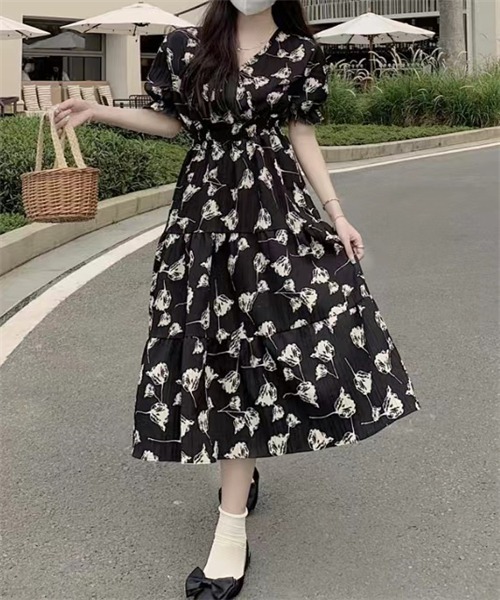 FREE STYLISTS(フリー スタイリスト)の「ウエストシャーリング ティアード花柄ワンピース(ワンピース・レディース・ベージュ/ブラック/ブラック系その他/ブルー系その他/オフホワイト・FREE)」の7枚目の写真