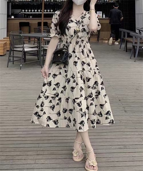 FREE STYLISTS(フリー スタイリスト)の「ウエストシャーリング ティアード花柄ワンピース(ワンピース・レディース・ベージュ/ブラック/ブラック系その他/ブルー系その他/オフホワイト・FREE)」の17枚目の写真