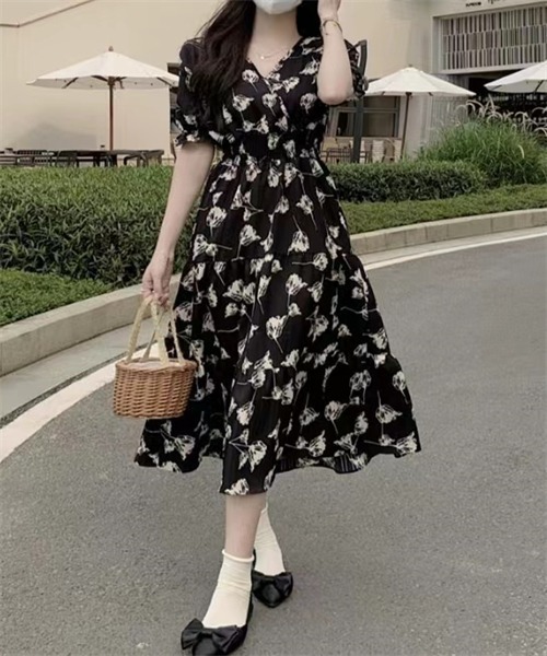 FREE STYLISTS(フリー スタイリスト)の「ウエストシャーリング ティアード花柄ワンピース(ワンピース・レディース・ベージュ/ブラック/ブラック系その他/ブルー系その他/オフホワイト・FREE)」の8枚目の写真